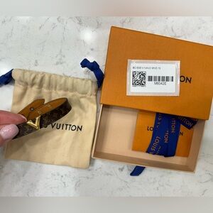 Louis Vuitton essential V bracelet size 19